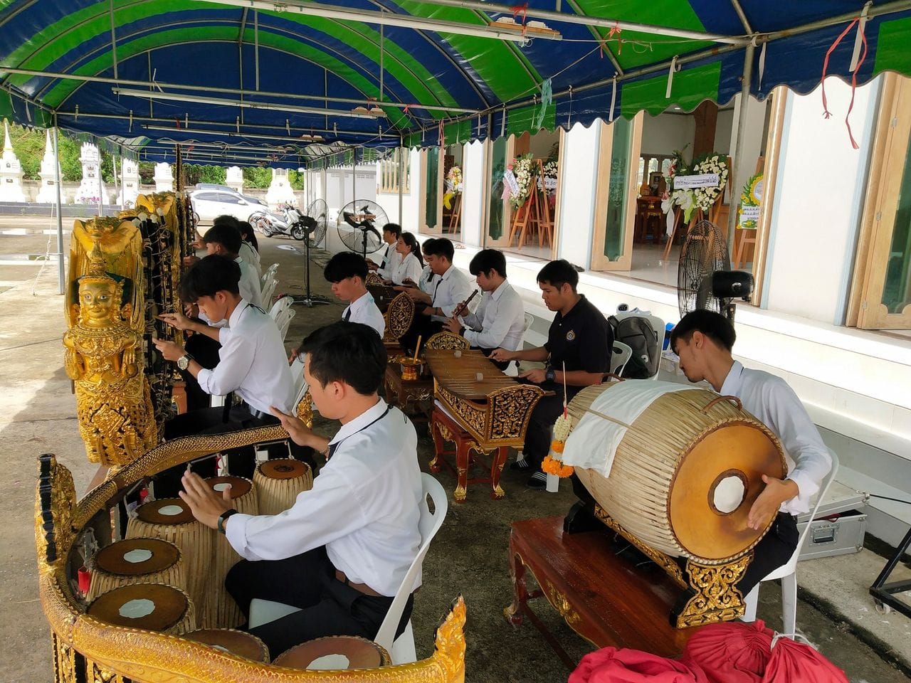 นักศึกษาสาขาวิชาดนตรีคีตศิลป์ไทยศึกษา ภาควิชานาฏดุริยางคศิลป์ คณะศิลปกรรมศาสตร์ มหาวิทยาลัยเทคโนโลยีราชมงคลธัญบุรี ร่วมบรรเลงวงปี่พาทย์มอญในงานฌาปนกิจศพคุณแม่สอิ้ง ทองใบใหญ่