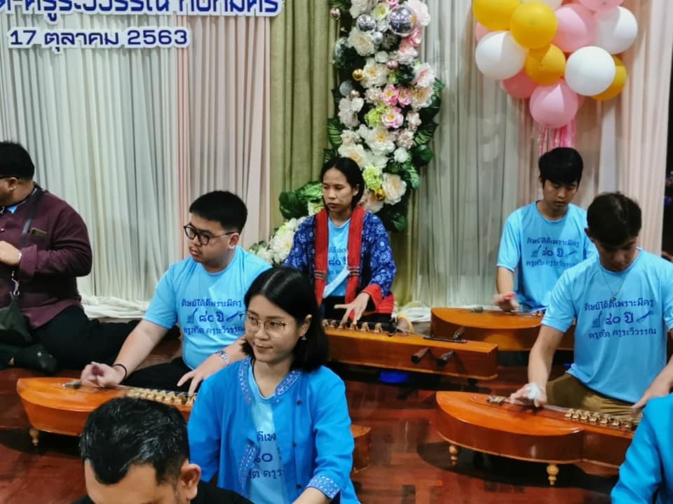 ลูกศิษย์และหลานศิษย์จากมหาวิทยาลัยเทคโนโลยีราชมงคลธัญบุรี ร่วมกับลูกศิษย์คณะศิลปกรรมศาสตร์ จุฬาฯ คณะครุศาสตร์จุฬาฯ มหาวิทยาลัยมหิดล โรงเรียนสตรีศรีฯ โรงเรียนวัดสุทธิฯ ฯลฯ บรรเลงเดี่ยวจะเข้หมู่เพลงลาวแพน ตามรูปแบบของคุณครูระวีวรร ทับทิมศรี